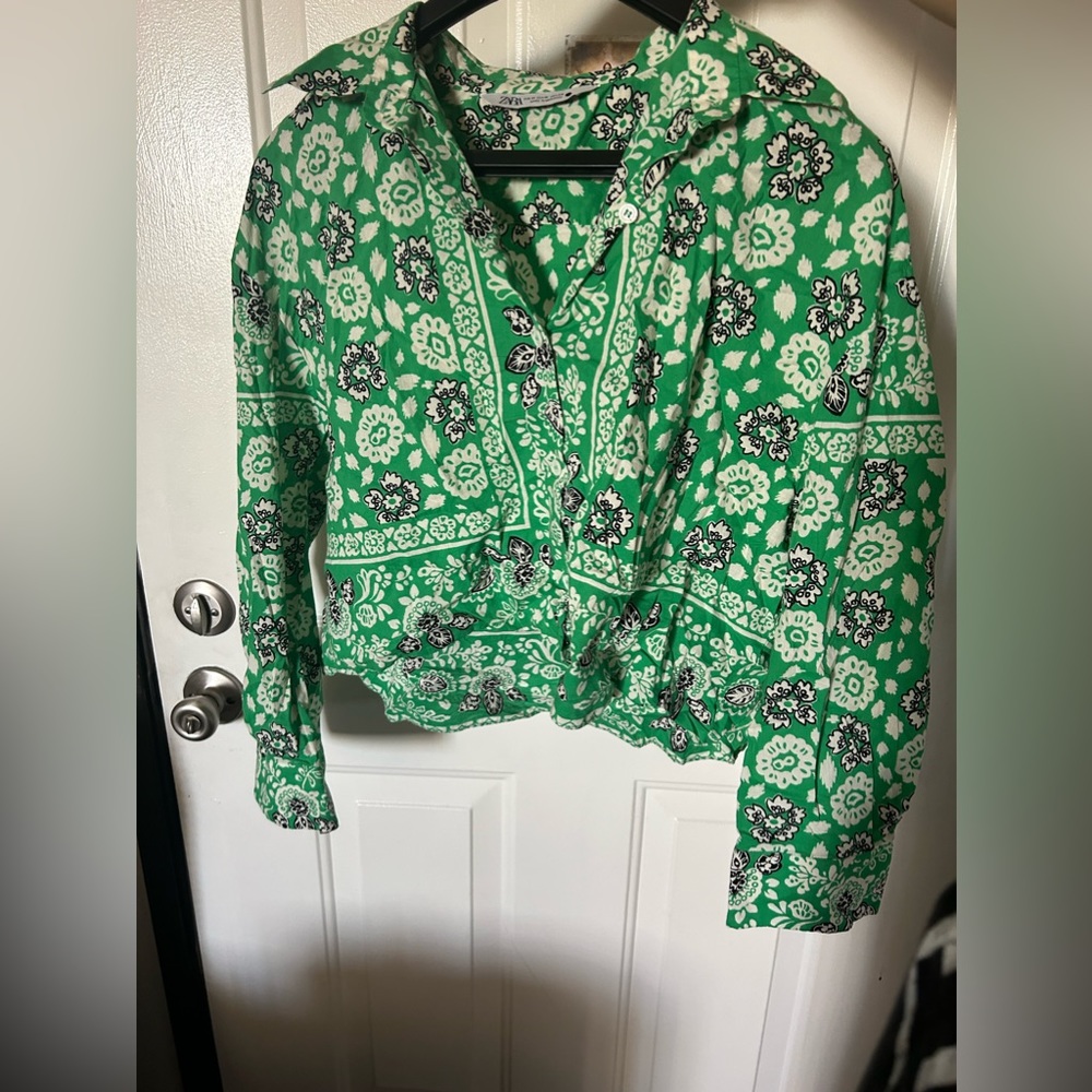 Zara Women’s Button down green Shirt 💚